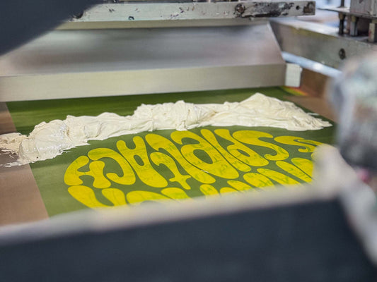 Auf dem Bild sieht man das Sieb des Prints "sonntach is spieltach", welches mit Farbe bestrichen wird - bereit, um gleich den ersten Druck zu machen.