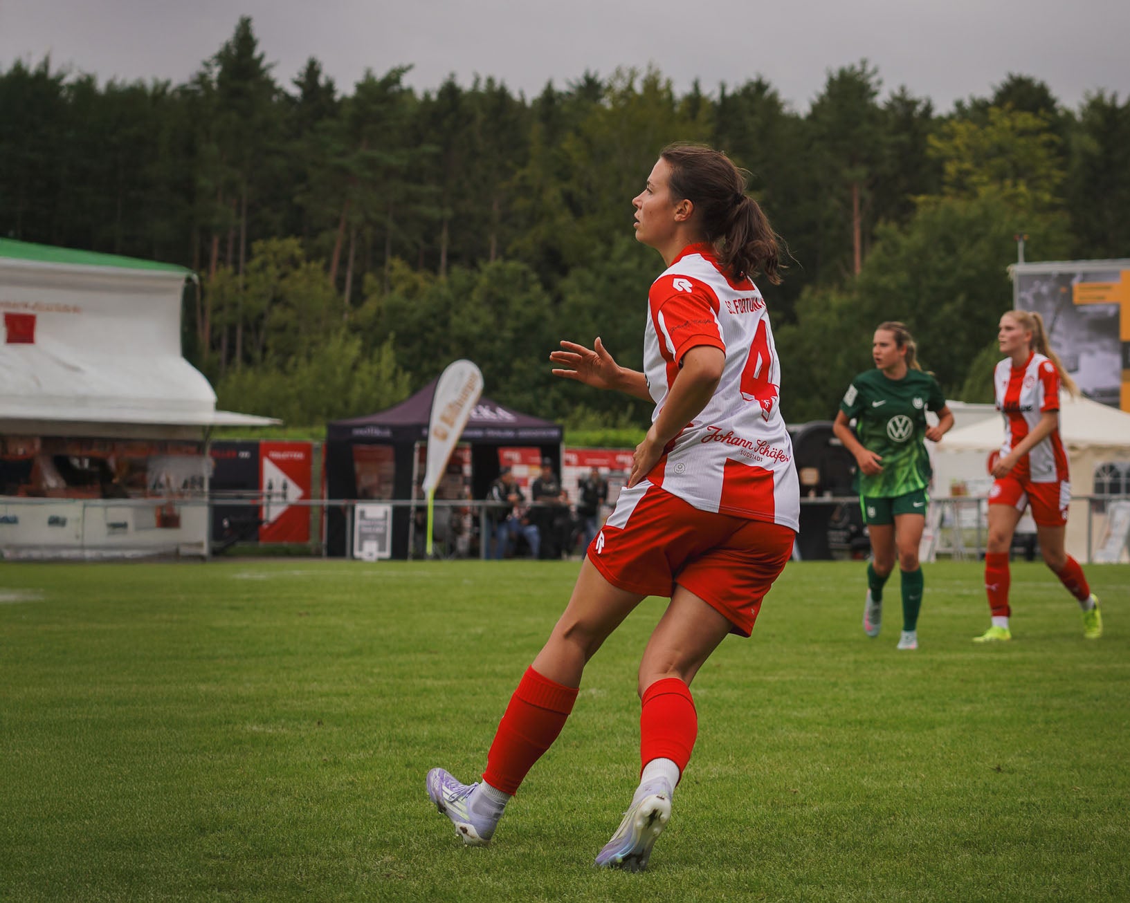 Meret Folten, Gründerin von onside story, in Action auf dem Fußballplatz als Drittliga-Spielerin des SC Fortuna Kölns.
