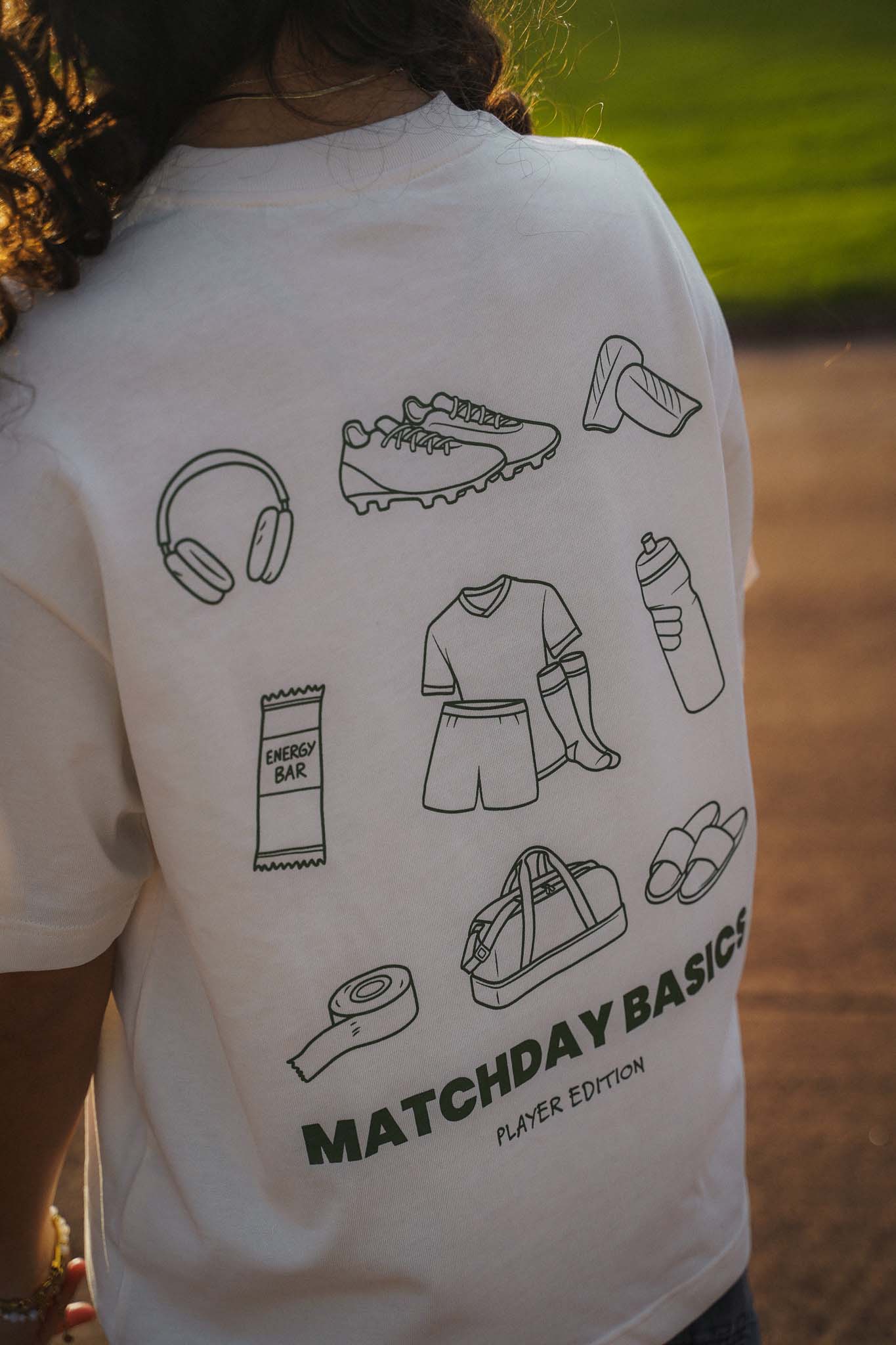 Detailaufnahme des Backrpints des cream Shirt "matchday basics - player edition".