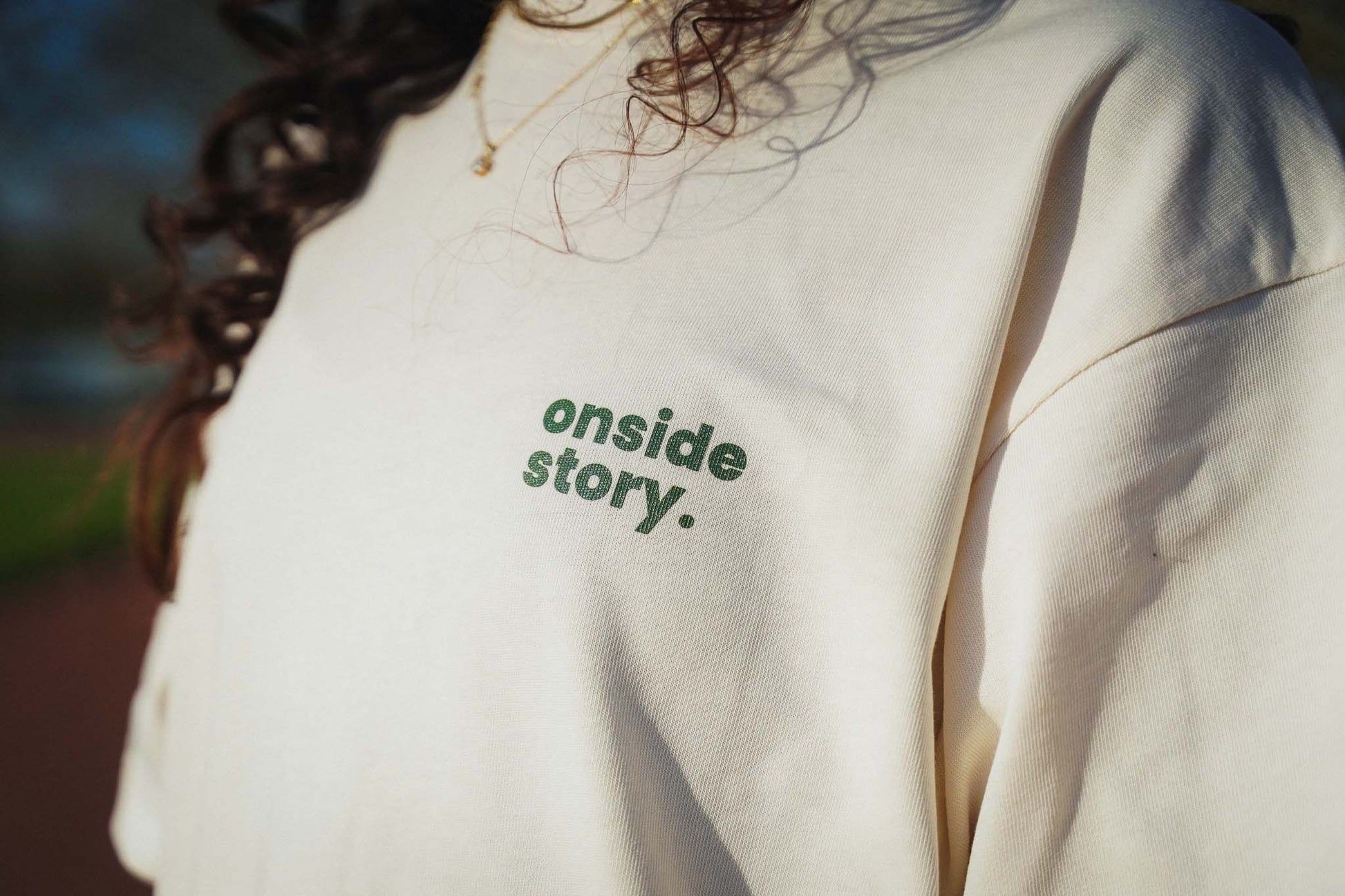 Detailaufnahme des Frontsprints des cream Shirt "matchday basics - player edition".
