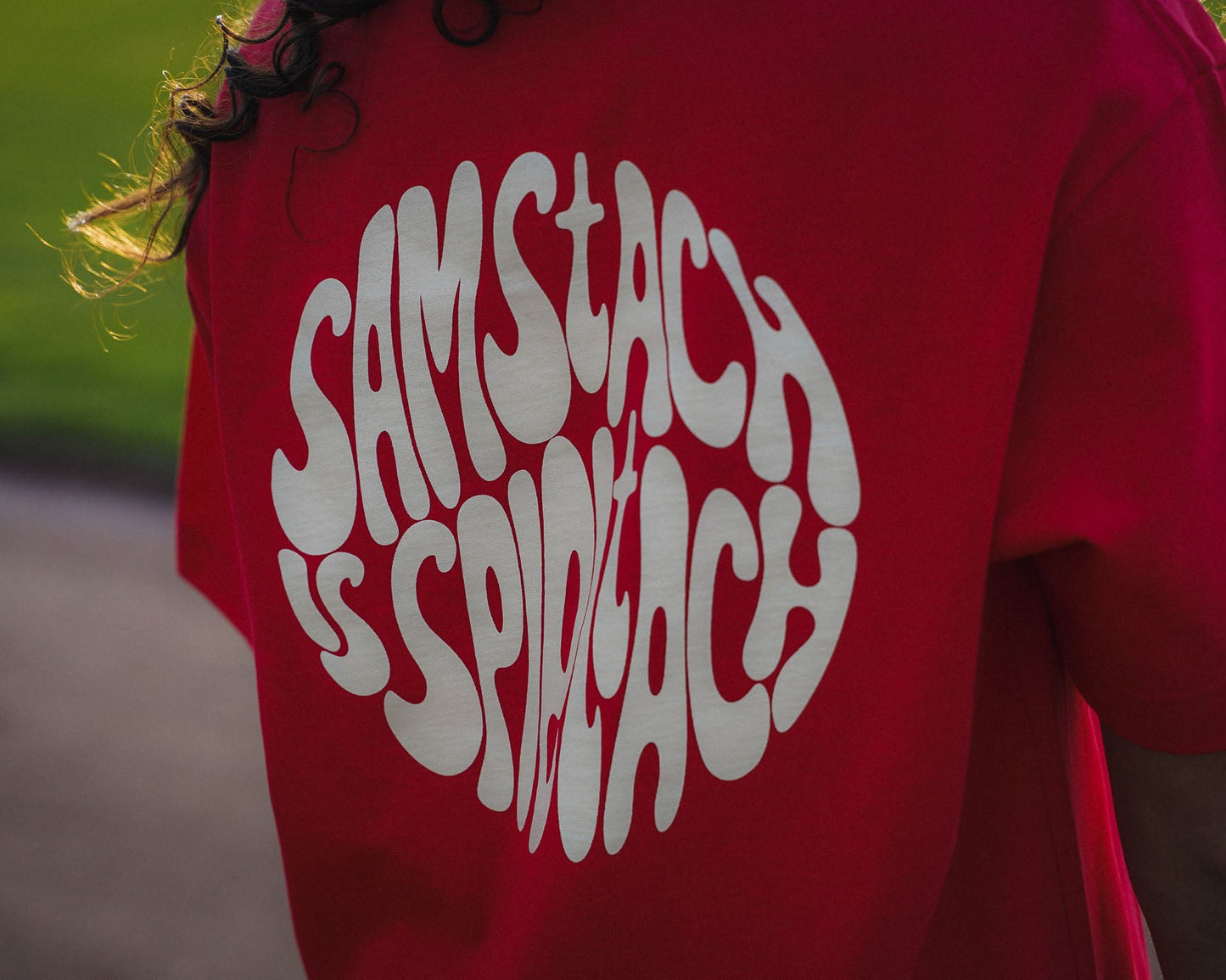 Nahaufnahme des Backprints "samstach is spieltach" auf dem Derby Red Shirt aus Chapter Three.