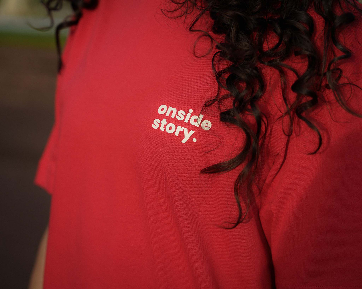 Nahaufnahme des Frontprints mit dem Logo auf dem Shirt in Derby Red.