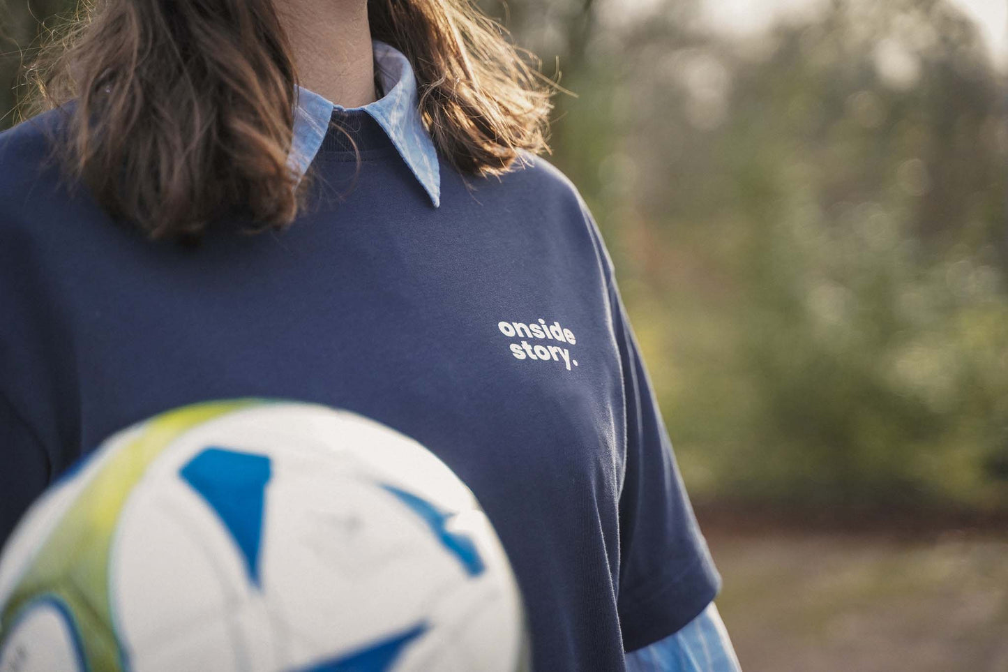 Nahaufnahme des Frontprints auf dem Shirt in Midnight Blue.