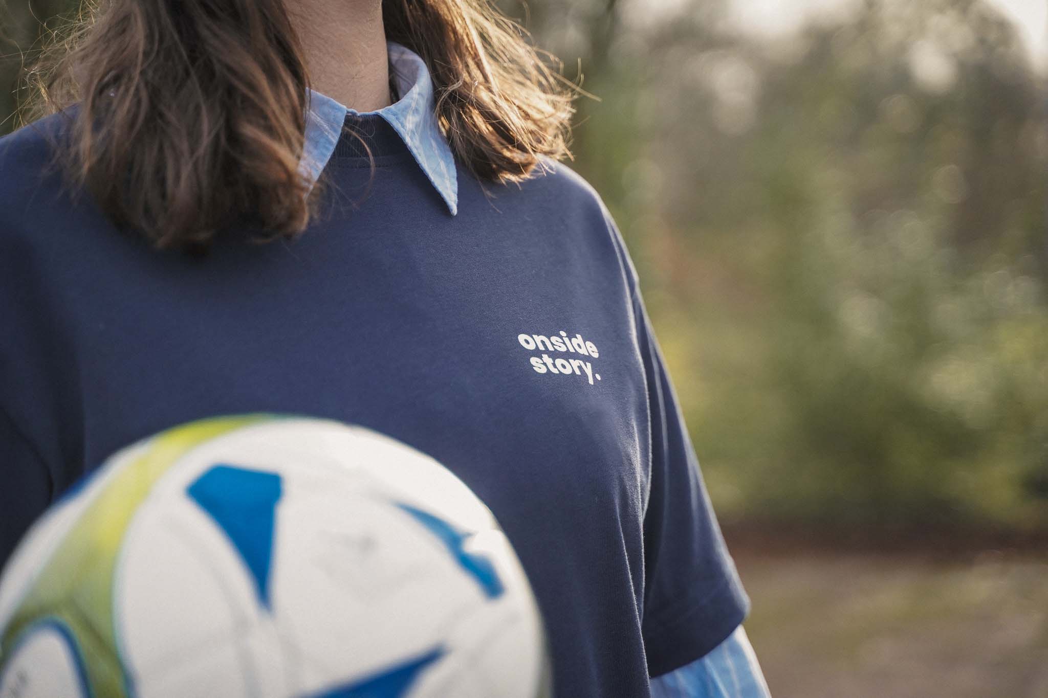 Nahaufnahme des Frontprints auf dem Shirt in Midnight Blue.