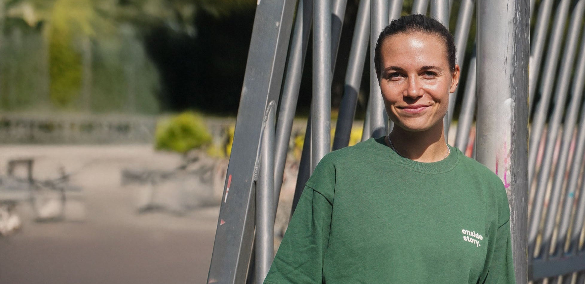 Meret Folten, Drittliga-Spielerin, Content Creatorin und Gründerin von onside story, im Bottlegreen Shirt der Kollektion Chapter One.