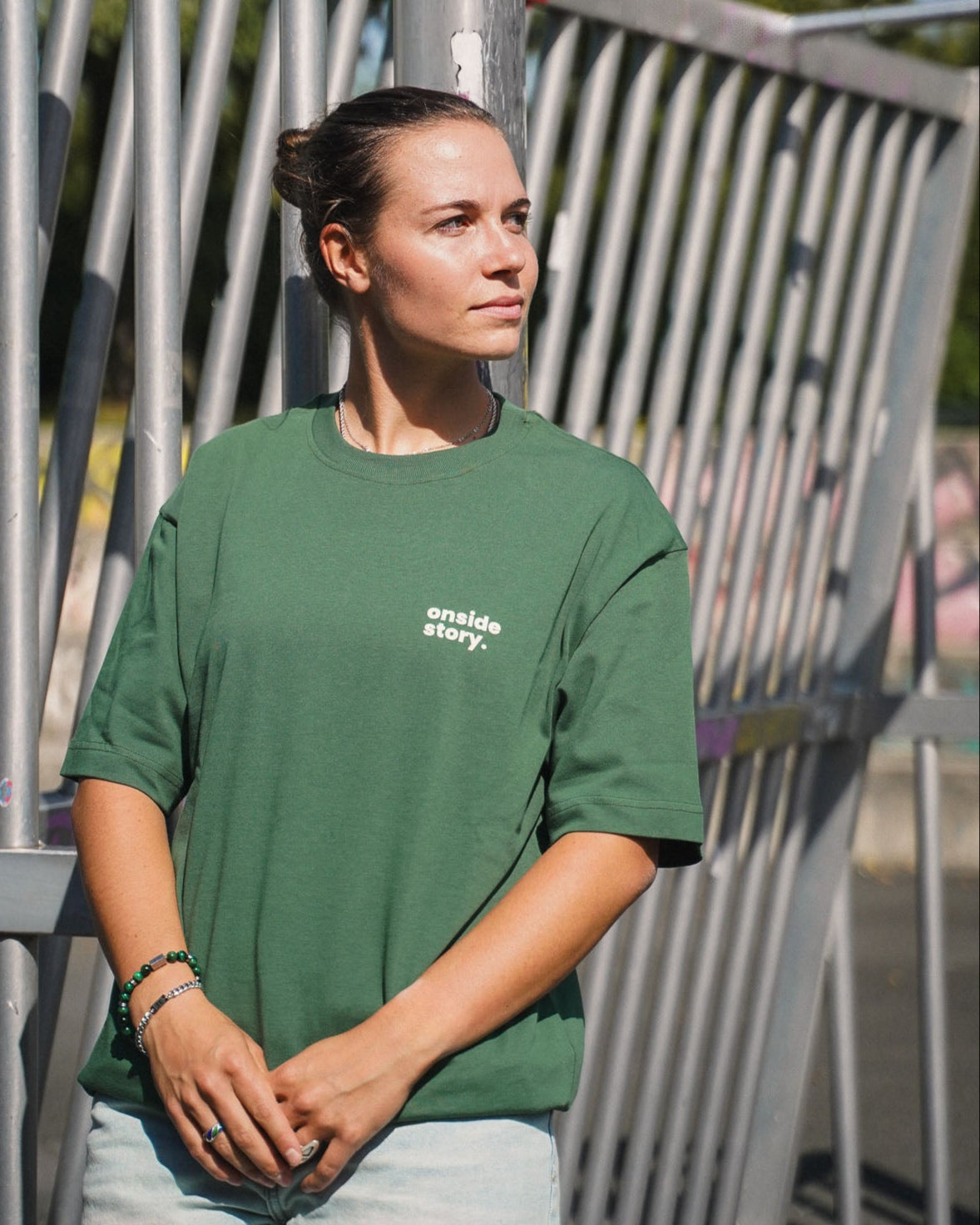 Meret Folten, Drittliga-Spielerin, Content Creatorin und Gründerin von onside story, im Bottlegreen Shirt der Kollektion Chapter One.