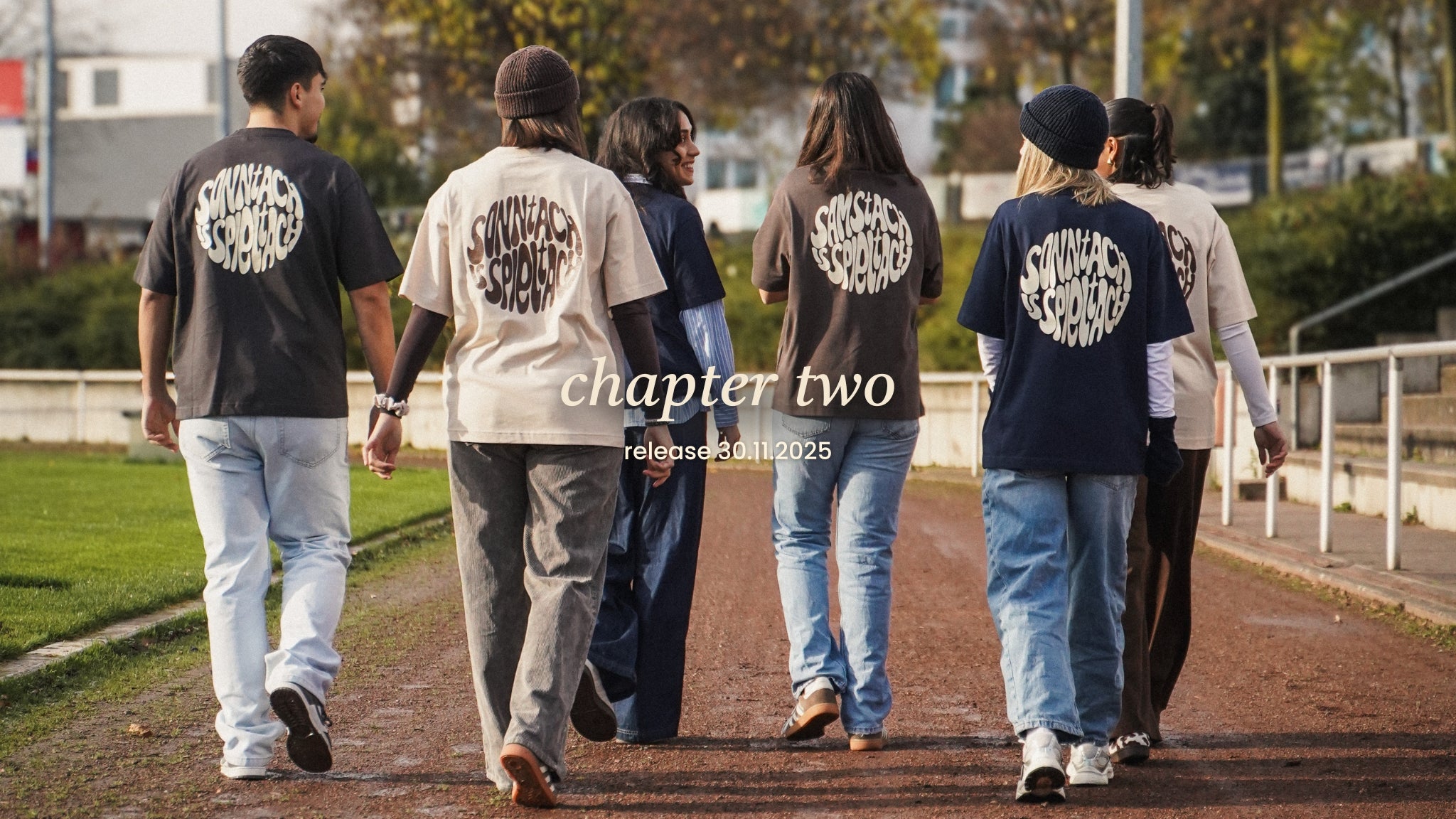 Sechs junge Leute gehen über die Asche-Laufbahn eines Fußballplatzes. Alle tragen ein Shirt aus Chapter Two, so dass man die Backprints sehr gut erkennen kann. In der Mitte steht "chapter two. release 30.11.2025".