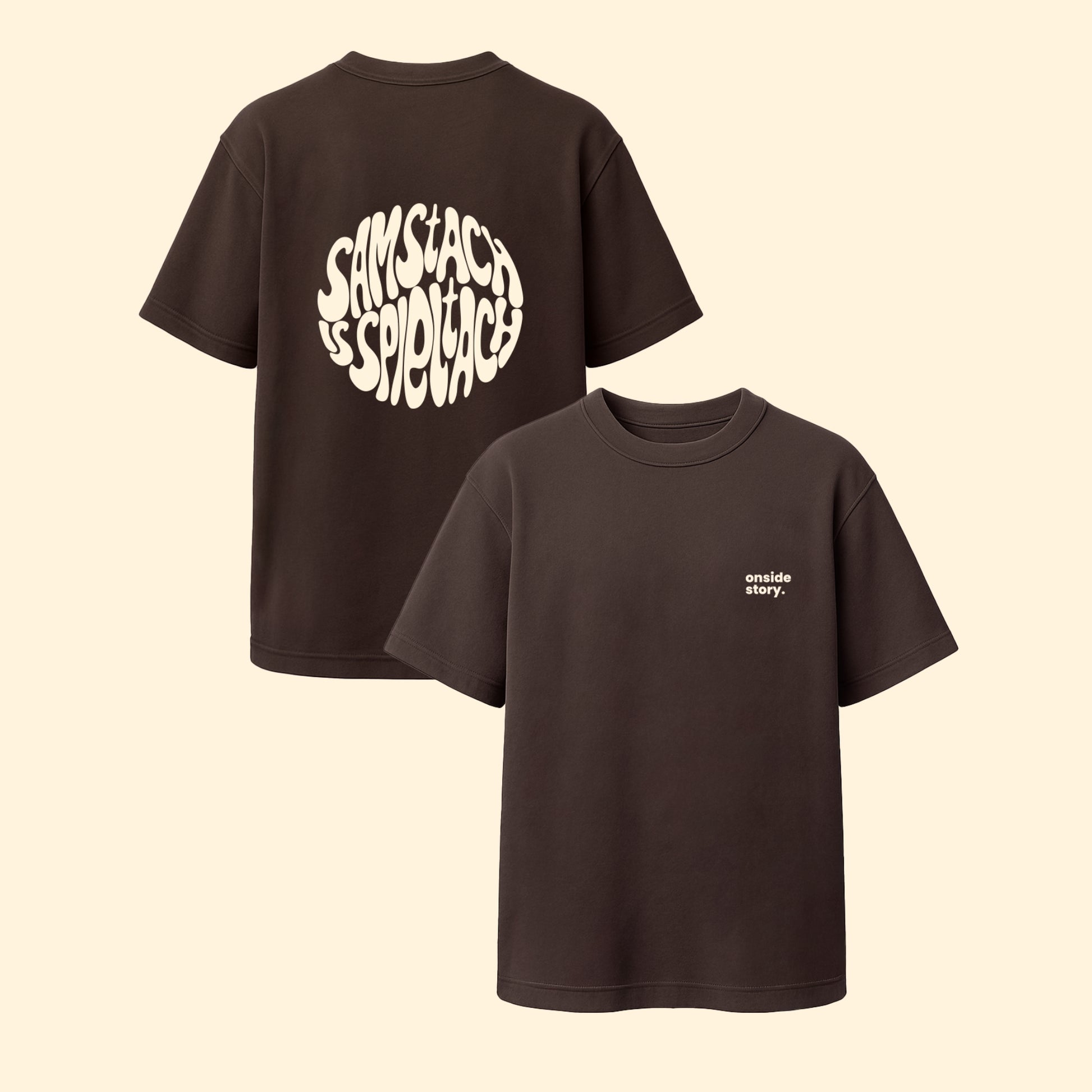 Rückseite und Vorderseite des "samstach is spieltach"-Shirt in Chocolate aus Chapter Two von onside story - nachhaltig produzierte Streetwear inspiriert aus der Fußball-Community.
