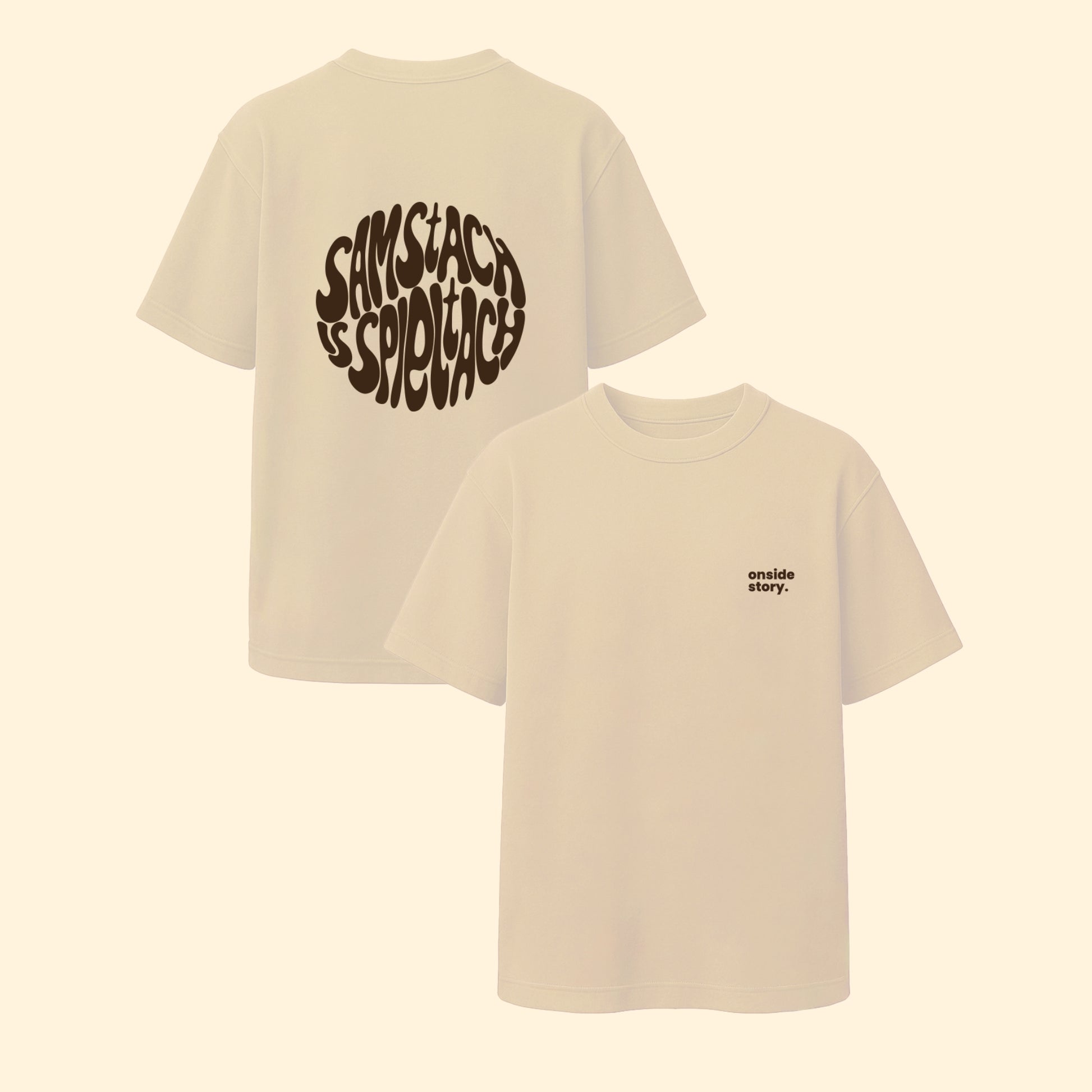Rückseite und Vorderseite des "samstach is spieltach"-Shirt in Sand aus Chapter Two von onside story - nachhaltig produzierte Streetwear inspiriert aus der Fußball-Community.
