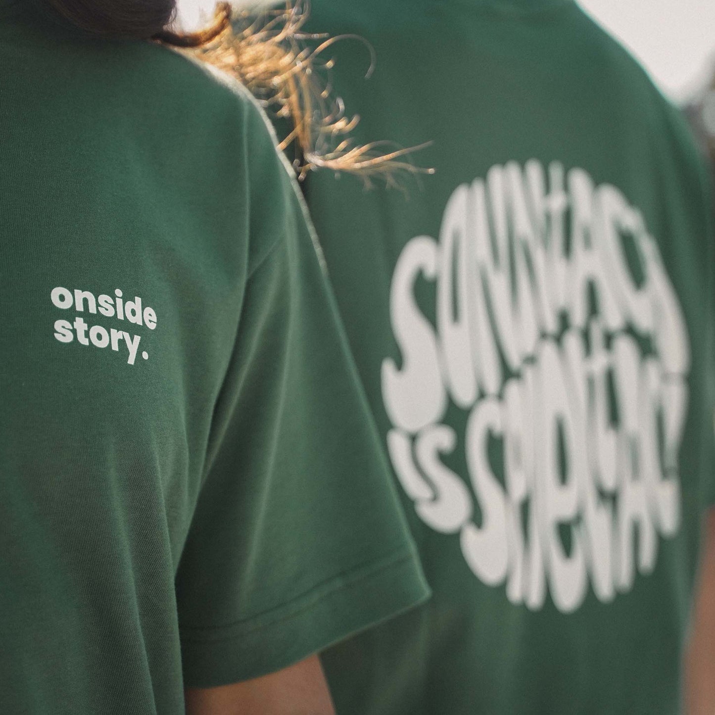 Detailansicht des Front- und Backprints des "sonntach is spieltach"-Shirts in Bottlegreen.