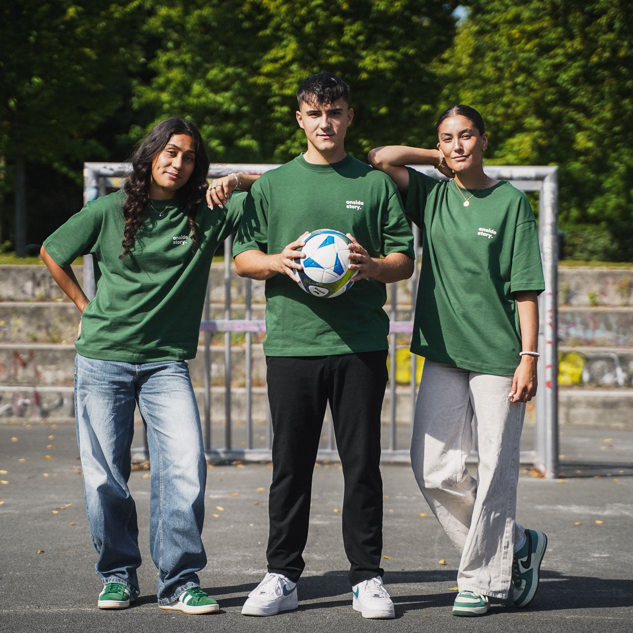 Drei Models (169 cm - S, 178 cm - L, 172 cm - M) tragen das "sonntach is spieltach"-Shirt in Bottlegreen von onside story.