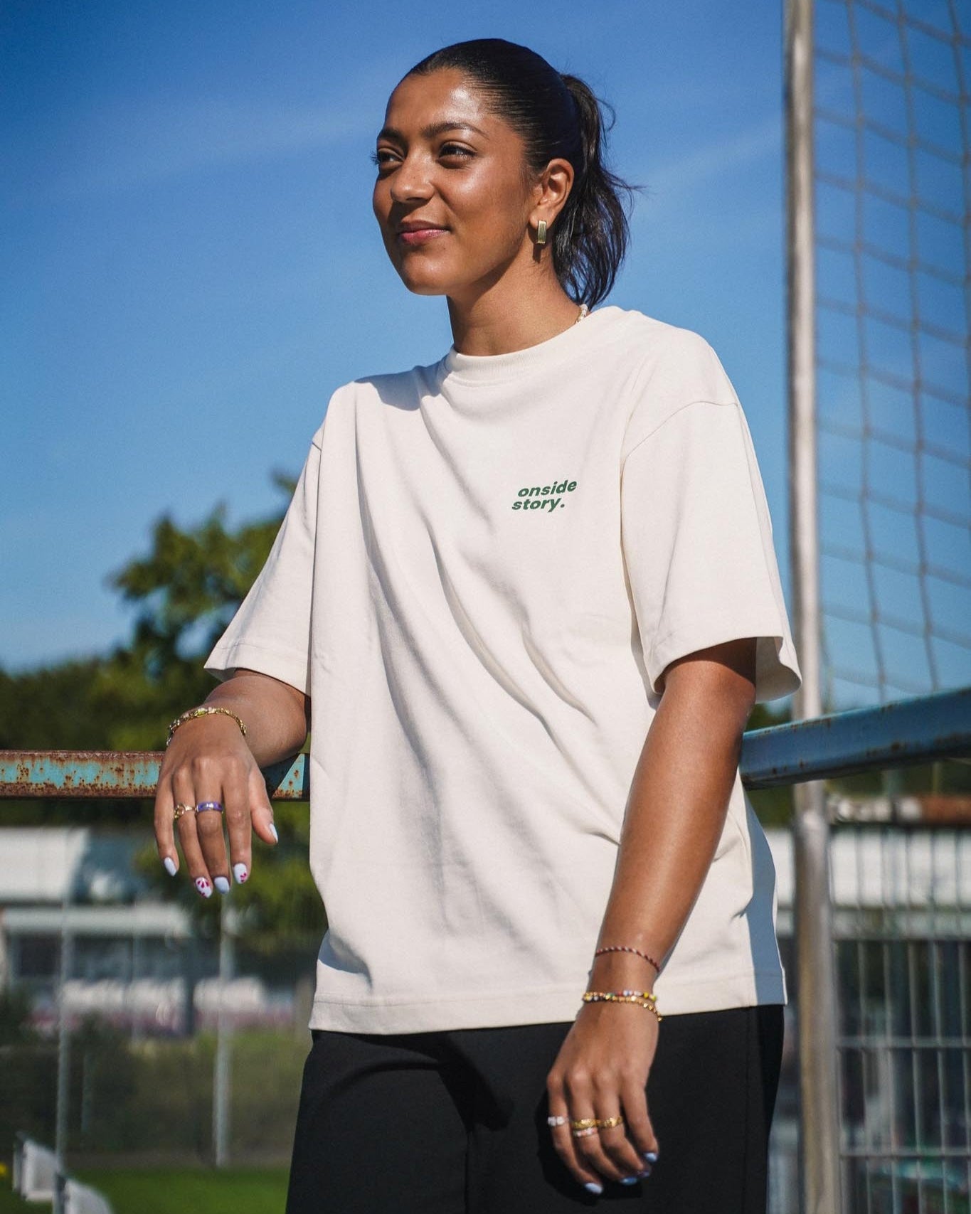 Weibliches Model  (170 cm) trägt das "sonntach is psieltach"-Shirt in Cream, Größe M.